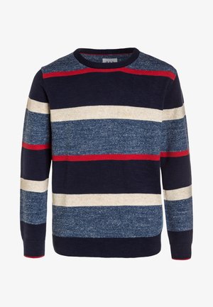 Mørkeblå sweater med vandrette striber i mørkeblå, lyseblå, creme og rød. Har en ribstrikket rund hals og lange ærmer.