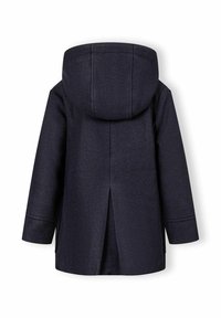 Tumši zils mētelis ar kapuci, ar gludu tekstūru un ventilētu aizmuguri. Vienkāršs dizains, nav redzamu detaļu vai rakstu.