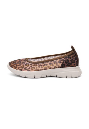 Zapatilla sin cordones con estampado de leopardo en marrón y beige, suela blanca flexible y ribete elástico para un uso casual.