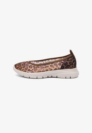 Bruine en beige slip-on sneaker met luipaardprint, witte flexibele zool en elastische rand voor casual gebruik.