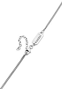 Silberne Kettenarmband mit einem flachen Anhänger, der "KUZZOI" eingraviert hat. Mit einem Karabinerhaken und einer verstellbaren Gliederkette für Größenanpassungen.