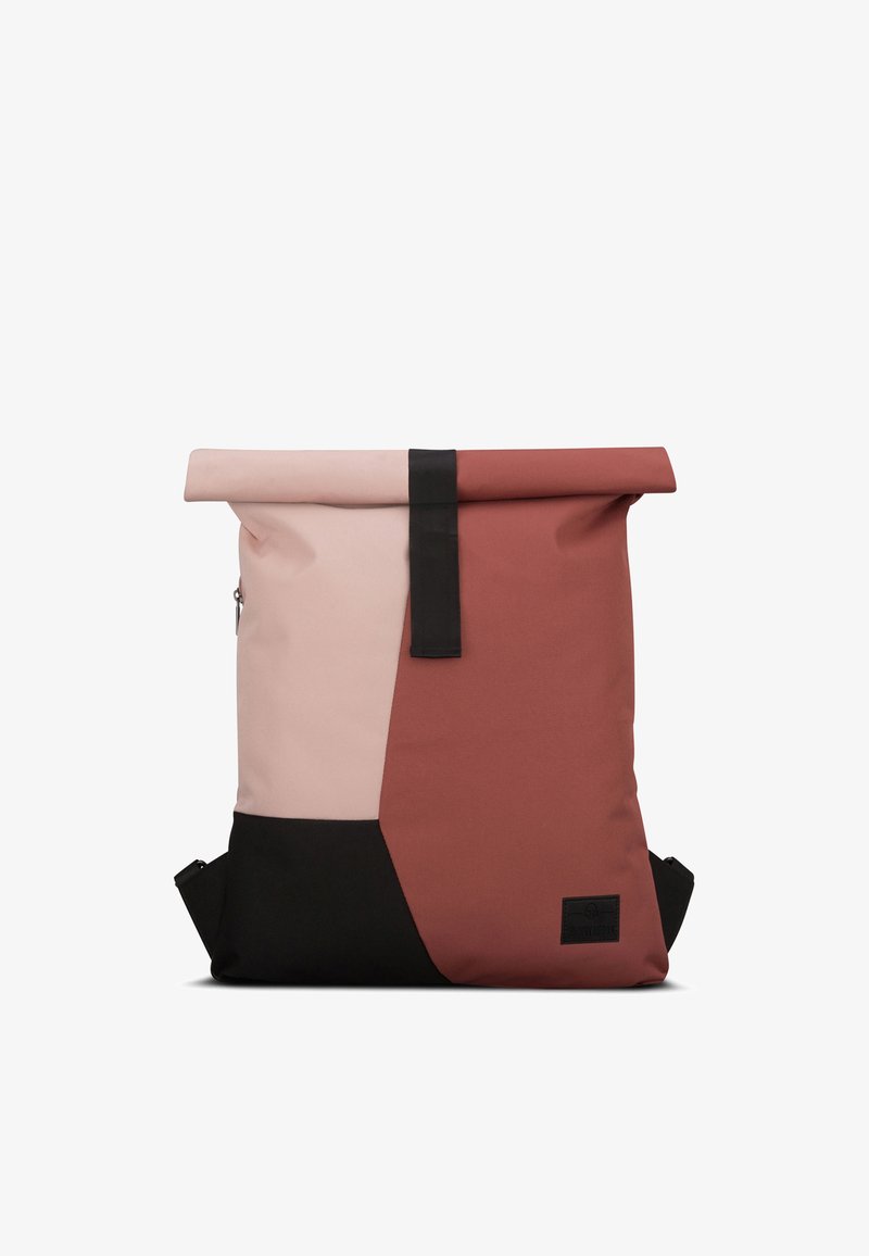 Mochila con parte superior enrollada, realizada en tela de colores rosa, óxido y negro, con un diseño geométrico y una correa de acento negra.