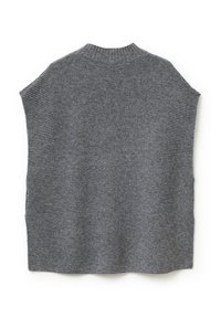 Šedý pletený pončo s vysokým výstřihem, s texturovaným vzorem a otevřenými boky. Látka je měkká a mírně elastická.