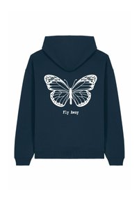 Felpa con cappuccio blu navy con una grande grafica di una farfalla bianca e il testo "Fly Away" sotto. Tessuto morbido, vestibilità rilassata.