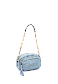 Borsa a tracolla in ecopelle azzurro chiaro con timbri di viaggio in rilievo, tracolla in catena dorata, scomparti con doppia cerniera e dettaglio in frange.