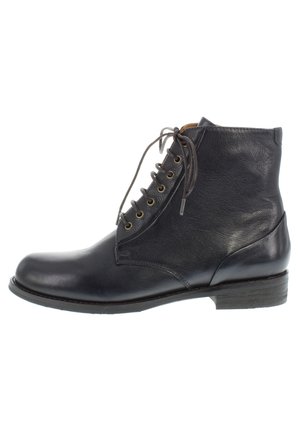 Bottine en cuir noir avec bout rond, laçage à l'avant, œillets métalliques et petit talon empilé, vue de profil.