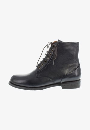Bottine en cuir noir avec bout rond, laçage à l'avant, œillets métalliques et petit talon empilé, vue de profil.