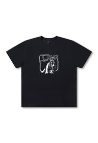 Μαύρο κοντομάνικο βαμβακερό μπλουζάκι, με λευκό γραφικό σκύλου και τη λέξη "CORNER" σε καμπυλωτή γραμματοσειρά τυπωμένη στην μπροστινή πλευρά.