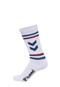 Chaussette de sport blanche avec des rayures bleues et bourgognes, un motif en chevrons bleu, et le logo "hummel" imprimé sur le côté.