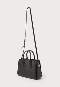 Sac à main en cuir noir avec un design structuré, doté de deux poignées courtes, d'une longue sangle réglable et de détails tressés le long des bords.
