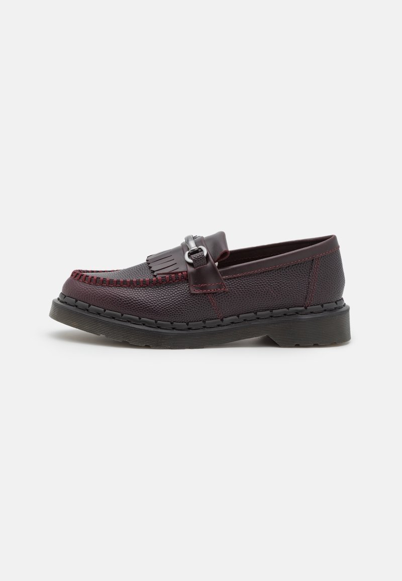 Mocassins slip-on bordeaux foncé en cuir texturé, avec des coutures d'accent, un détail en pampille et une épaisse semelle en caoutchouc noir.