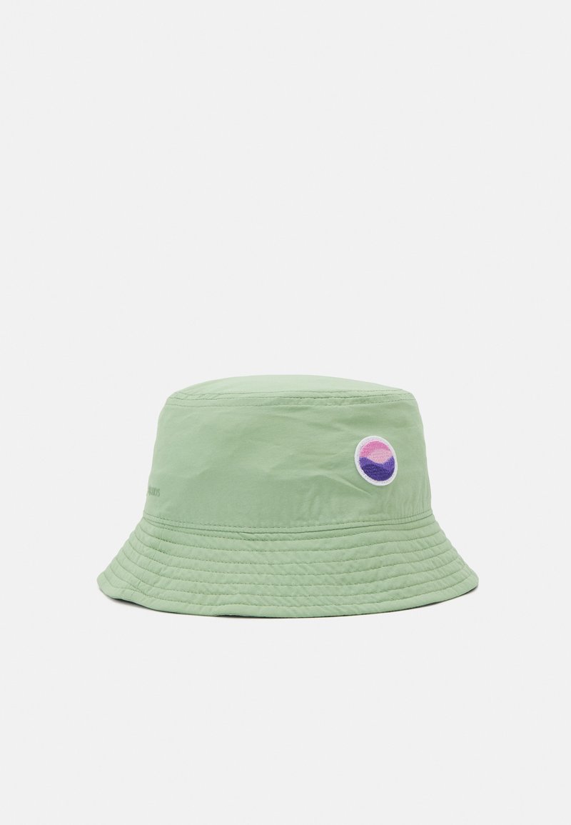 Hellgrüner Bucket Hat aus weichem Stoff. Verfügt über ein gesticktes, rundes Patch mit pinken und lila Wellen. Der Rand ist breit und texturiert.