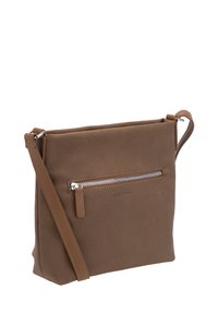 Brun crossbody taske med tekstureret stof, vandret lynlås lomme foran og justerbar rem på hvid baggrund.