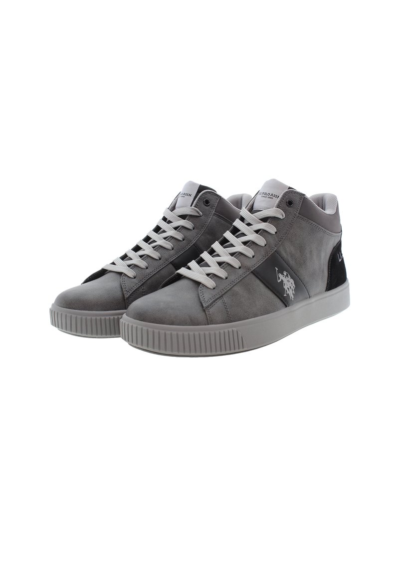 Höga sneakers i grå mocka med vita snörningar. Funktioner en strukturerad sula, svarta detaljer och ett emblem på sidan.