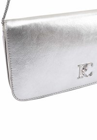 Zilveren leren clutch met een vouwflap en logo-accent. Voorzien van een kettingband en een gestructureerd oppervlak. Elegante en compacte vormgeving.