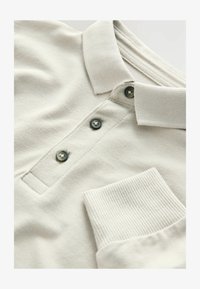 Nevybrané, light grey