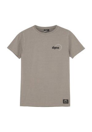 Graues kurzärmeliges T-Shirt aus Baumwolle, mit Rundhalsausschnitt und einem kleinen Logo mit Text auf der linken Brust sowie einem Etikett am Saum.