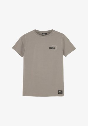 Grijze korte mouwen T-shirt van katoen, met een ronde halslijn en een klein logo met tekst gedrukt op de linkerborst en een label aan de onderkant.