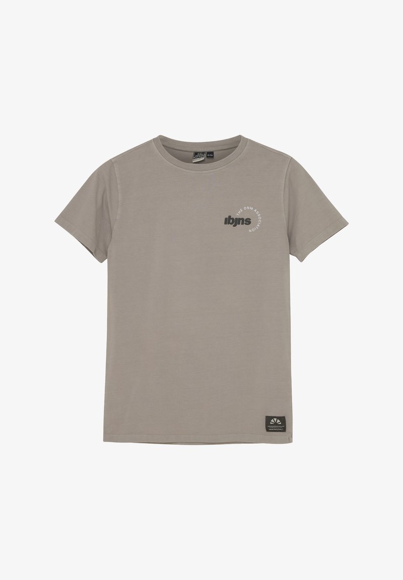 T-shirt gris à manches courtes en coton, avec un col rond et un petit logo avec du texte imprimé sur la poitrine gauche et une étiquette à l'ourlet.