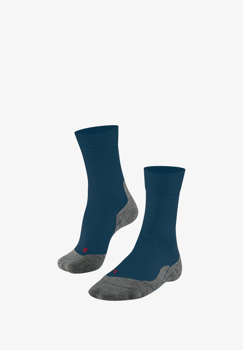 Kurze marineblaue Socken mit einem gerippten Bund, hellgrauem Fersen- und Zehenbereich, und einem kleinen roten Akzent an der Seite. Hergestellt aus einem weichen, dehnbaren Material.