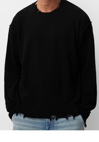 Schwarzer oversize Strickpullover mit geripptem Halsausschnitt und Säumen. Mit fransigen Kanten und lockerem Sitz; aus strukturiertem Stoff gefertigt.