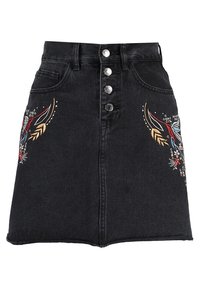Svart denimkjol med en åtsittande midja, med knäppning fram, två sidofickor och blommig broderi i röd, blå och guld på båda sidor.