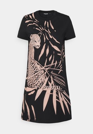 Une robe t-shirt noire à manches courtes avec un motif léopard marron parmi des feuilles stylisées. Tissu en coton doux.