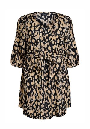 Robe imprimé animal noir et beige avec des manches jusqu'au coude et une ceinture assortie en tissu nouée à la taille.