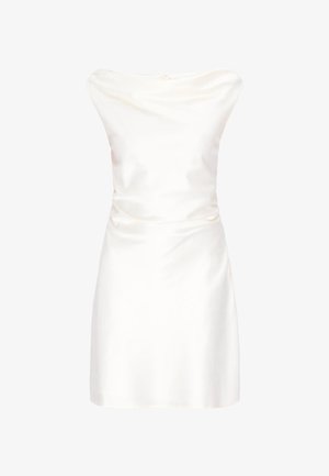 Krótka, biała sukienka satynowa bez rękawów z dekoltem typu komin i delikatnym marszczeniem w talii.