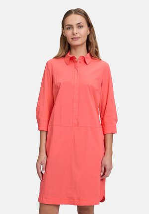 Korallenfarbenes Hemdkleid mit drei Viertelärmeln, einem Kragen und geradem Schnitt. Hergestellt aus einem glatten Stoff mit einem dezenten Glanz.