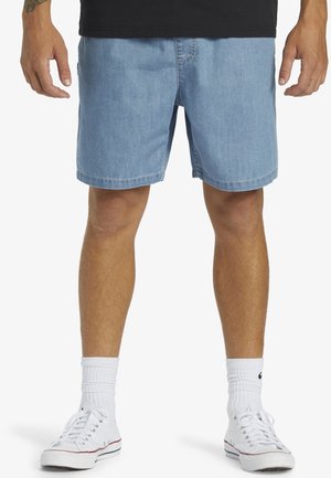 Lyseblå denimshorts med en afslappet pasform, der har et standard design med fem lommer og opbukket kant. Bær dem med hvide sneakers og sokker.