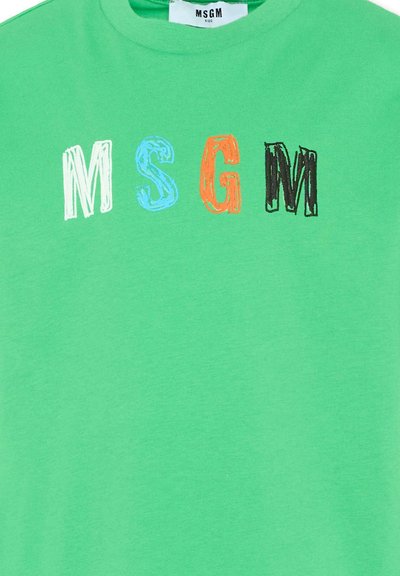 T-shirt vert pour enfants avec les lettres "MSGM" en blanc, bleu, orange et noir imprimées sur la poitrine dans une police de style esquisse.