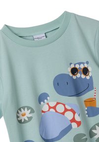 Vaaleansininen puuvillapaita, jossa on piirretty hippo aurinkolaseilla, ympäröitynä värikkäillä kuvioilla kuten kivillä ja vesililjoilla.