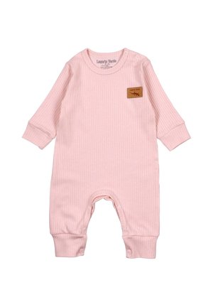 Roze geribbelde baby romper met lange mouwen, drukknoopsluiting bij de nek en onderkant, en een bruine leren label aan de voorkant. Zacht, rekbaar materiaal.
