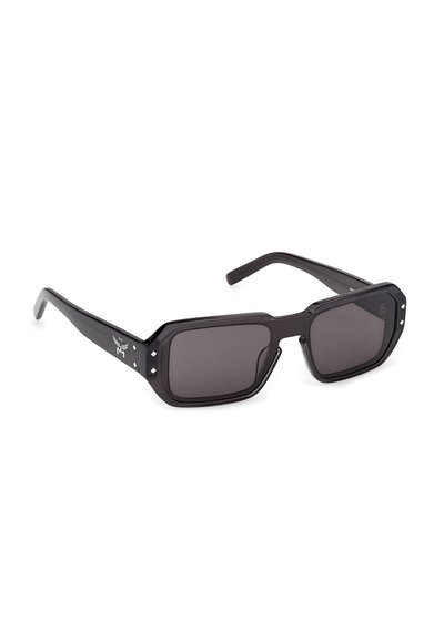 Lunettes de soleil rectangulaires noires avec des montures épaisses, des verres foncés et de petits détails argentés en forme de losange aux coins et sur les branches.