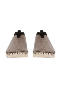 Instapschoenen met een beige textuur aan de buitenkant, voorzien van een reptielenhuidpatroon, donkerbruine accenten en een crèmekleurige zool met stiksels.