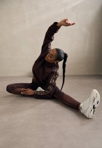 adidas Sportswear ESSENTIALS 3 STRIPES ANIMAL PRINT CROPPED QUARTER ZIP  - Fleecegenser - shadow brown/white