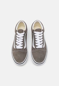 Graue Wildledersneaker mit weißen Schnürsenkeln, weißen Seitenpanelen und schwarzen Gummisohlen. Abgerundete Zehenpartie und gestickte Akzente.