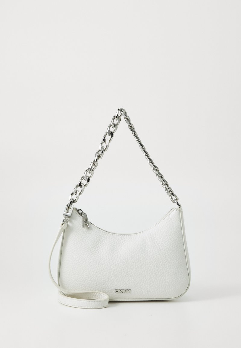 Fehér textúrájú bőrtáska ívelt formával, ezüst lánc pánttal és levehető vékony pánttal. Cipzáras záródással és márkázással rendelkezik.