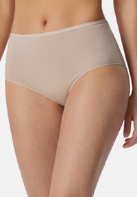 Hoog uitgesneden beige stofondergoed met subtiele horizontale stripes, een gladde textuur en een elastische tailleband voor comfort en pasvorm.
