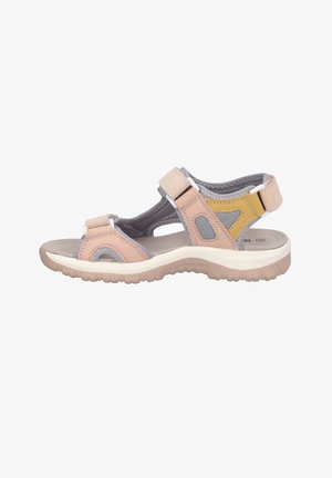 Sandalia deportiva de punta abierta con correas beige, acentos de malla amarilla y gris, cierres ajustables de Velcro y suela acolchada beige.