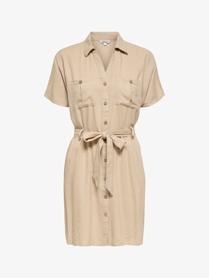 Rochie cămașă bej cu mâneci scurte, nasturi în față, două buzunare la piept, guler și curea la talie legată.