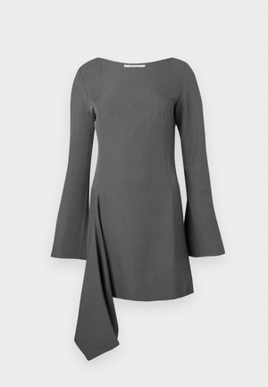 Vestito grigio con scollatura quadrata, maniche lunghe a campana e orlo asimmetrico. Tessuto liscio con design strutturato e dettagli minimi.