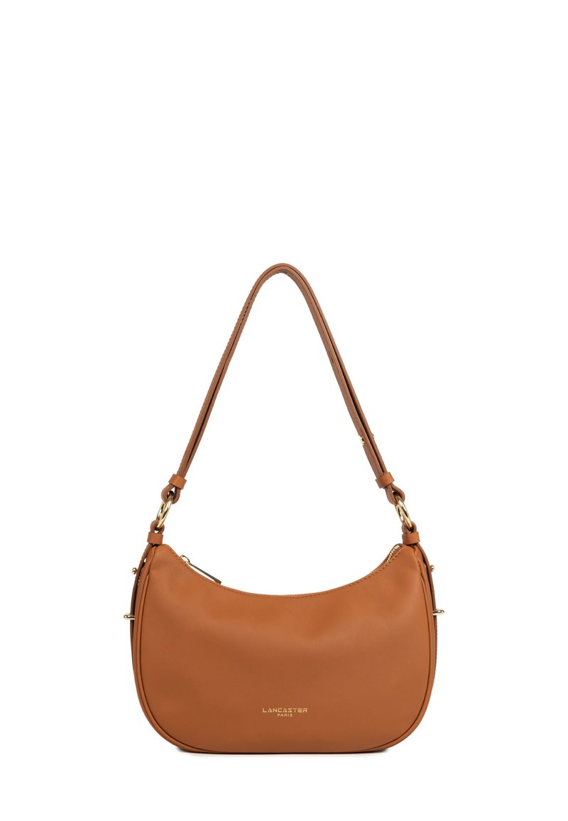 Sac à épaule en cuir tan avec fermeture éclair dorée, anneaux, et logo "Lancaster Paris" centré à l'avant.