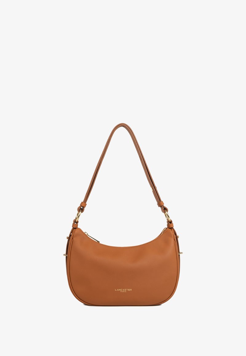 Borsa a spalla in pelle color cuoio con zip dorata, anelli e logo "Lancaster Paris" centrato sul davanti.