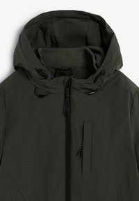 Chaqueta con capucha de color verde oscuro, cierre con cremallera, cordones ajustables y un bolsillo delantero. Textura suave y diseño minimalista.