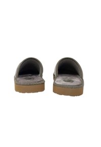 Scarpe slip-on in tessuto grigio con retro aperto arrotondato, soletta imbottita e suola leggera in gomma color sabbia. Design semplice, senza motivi visibili.