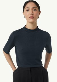 Ciemnoniebieski, prążkowany top z krótkim rękawem o wysokim dekolcie. Wykonany z lekkiego materiału, charakteryzuje się subtelną teksturą i dopasowanym krojem.