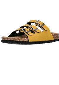 Sandale en daim jaune avec trois sangles réglables, semelle en liège et semelle extérieure en caoutchouc noir. Présente des boucles en ton argent et des détails découpés.