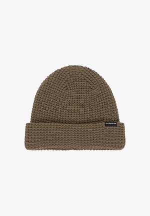 Gehaakte beanie in olijfgroen met een gestructureerd patroon en een opgerolde rand. Bevat een klein zwart logo-label aan de zijkant.